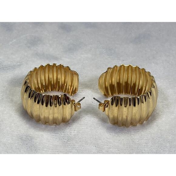 1980s Avon Gold Tone Crinkle Cuff Bracelet and Pierced Earrings Vintage - Picture 7 of 15